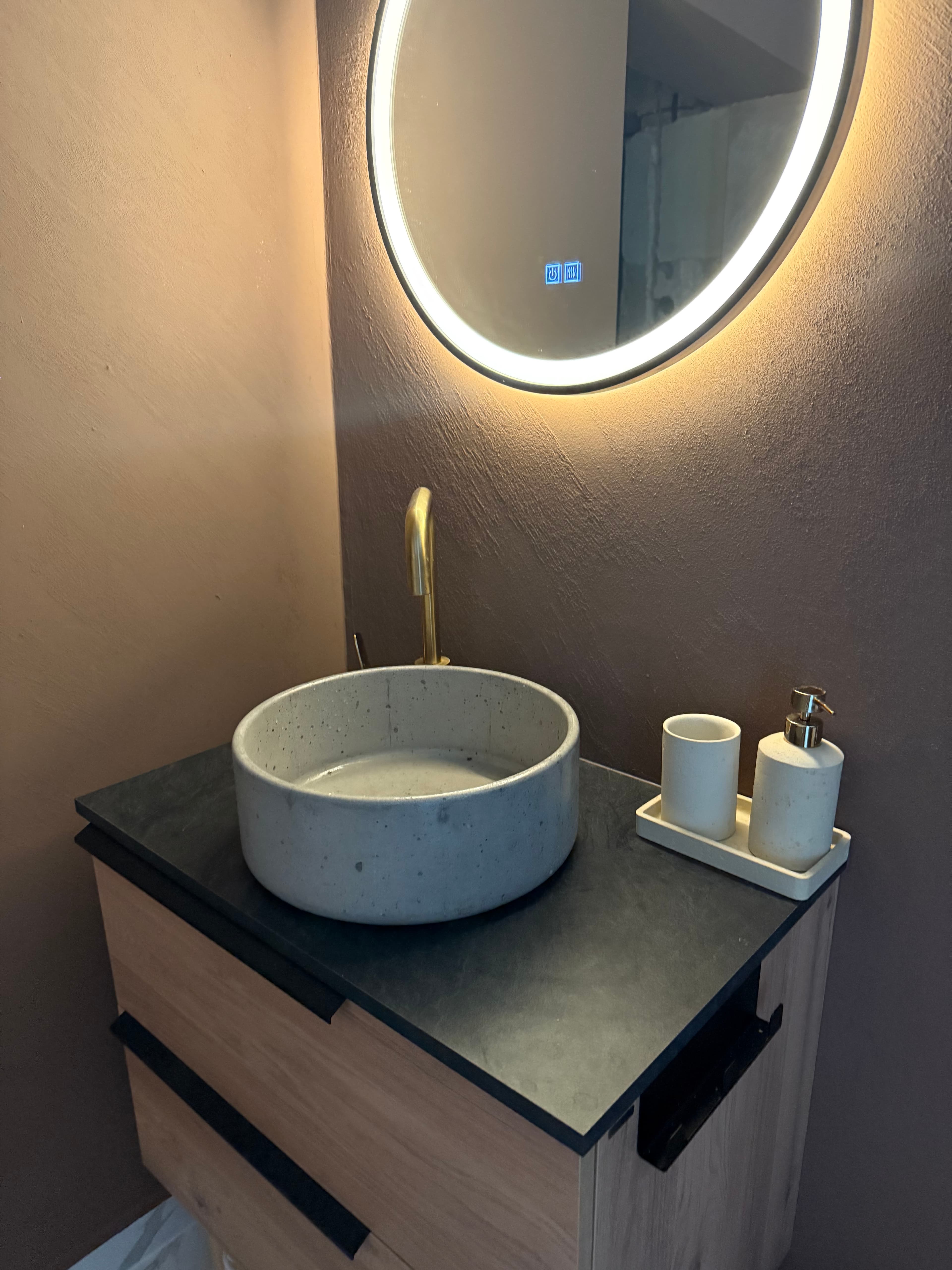 Betonski umivaonik u malom prostoru — ideje i inspiracija