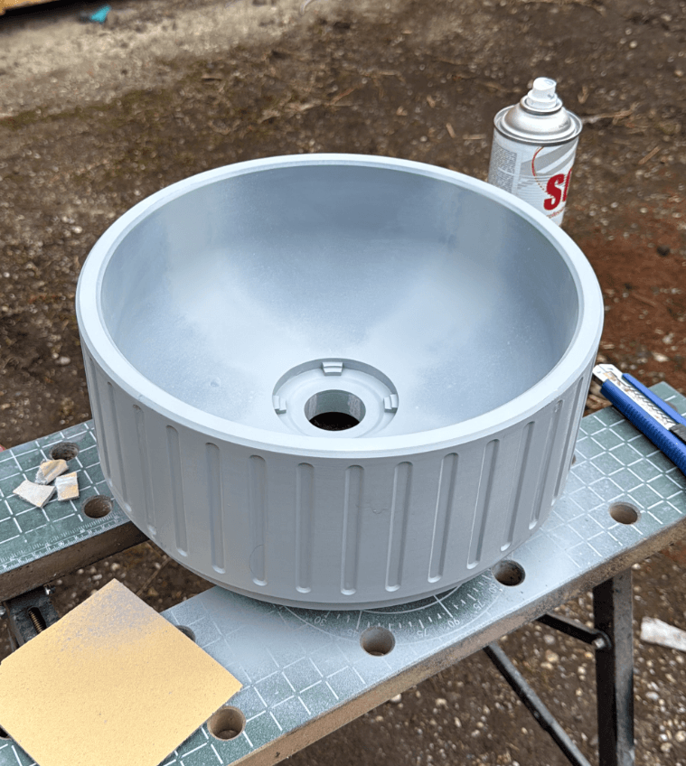 Betonski umivaonik — pogled odozgo s vidljivim odvodom