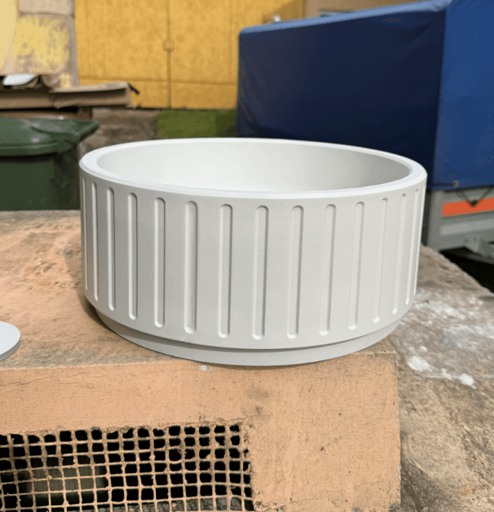 Betonski umivaonik — bočni pogled s rebrasto teksturom