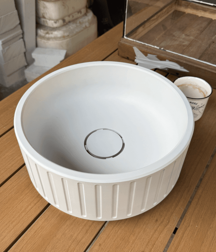 Betonski umivaonik — na drvenoj ploči u interijeru